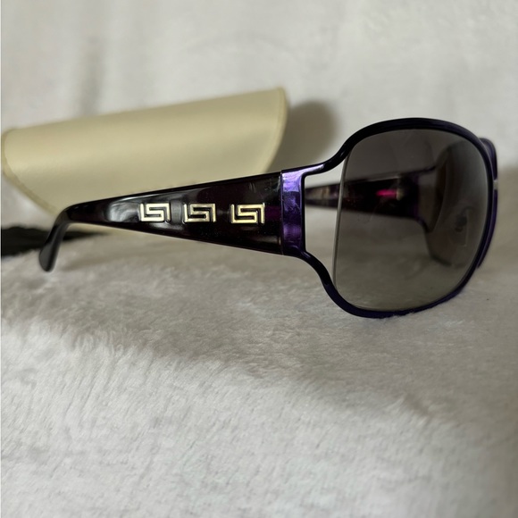 Versace woman’s sunglasses. Hardly worn. - Picture 3 of 9